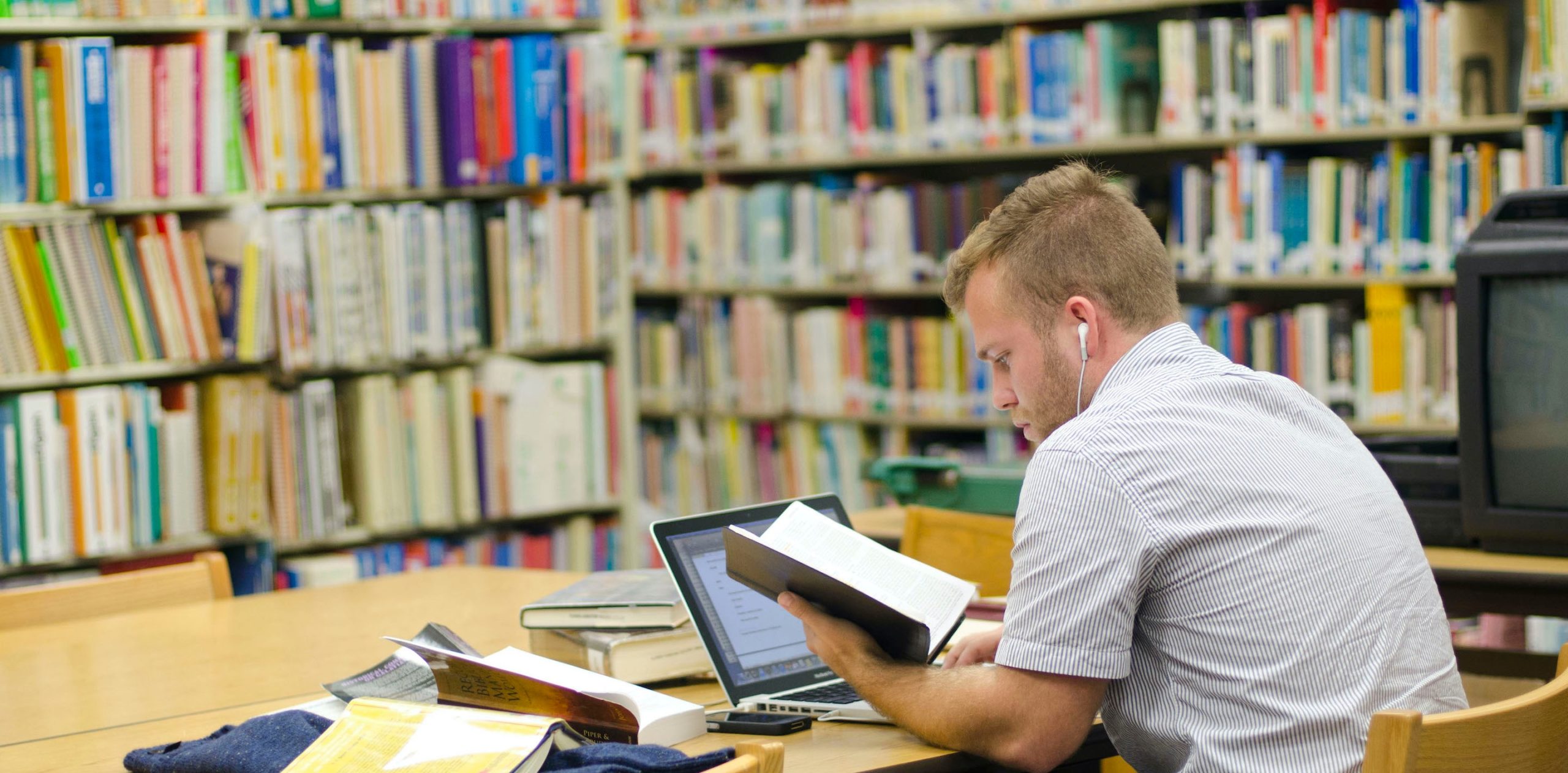 A student studies in the JUFL library